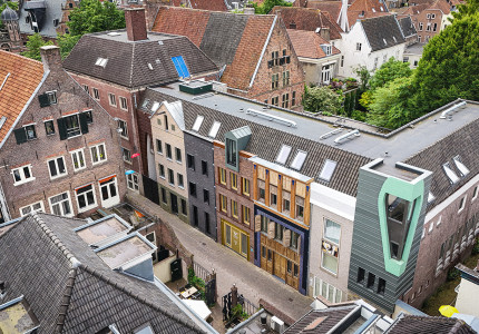 Juffershof verborgen stadstuin achter de gevels van de binnenstad