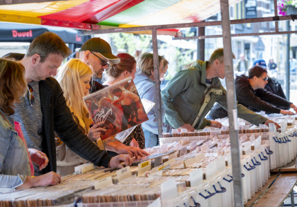 Uittips voor in Apeldoorn: De Langste Platenmarkt