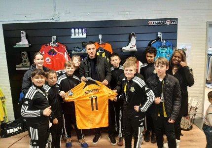 Steven Berghuis en wethouder Biharie openen sportspullenbank