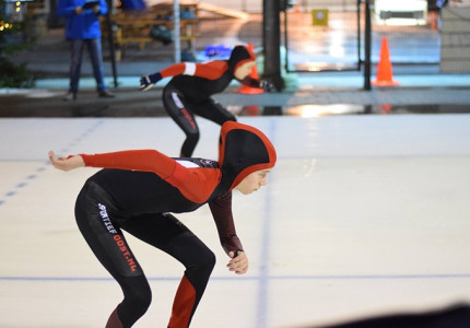 Jeugdige schaatshelden in actie