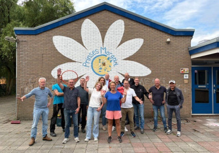 Prinses Margriet School en Rotary Apeldoorn Noord verven schoolplein voor een frisse start schooljaar