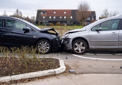 Oeps: auto’s botsen frontaal in wegversmalling bij Schalkhaar