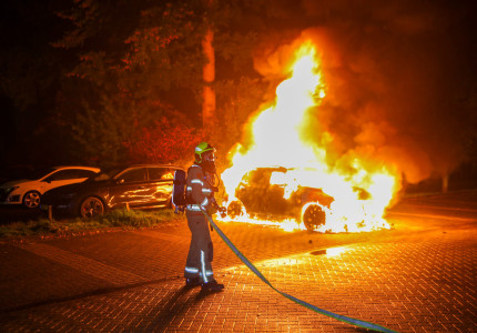 Auto brand volledig uit aan de Frankenlaan