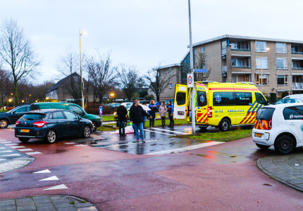 Fietsster gewond bij aanrijding met auto op de Gildenlaan in Apeldoorn