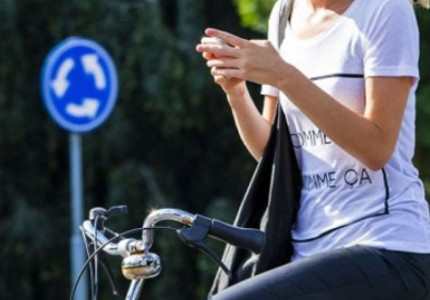 Nog geen verbod op telefoongebruik op de fiets in zicht