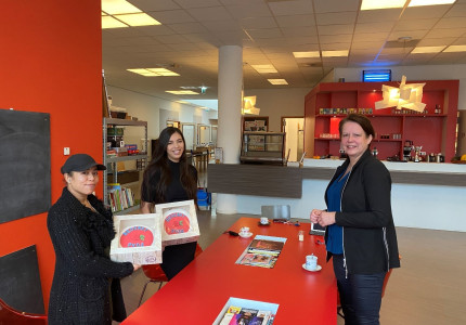 Rode taart voor jonge huiswerkbegeleiders