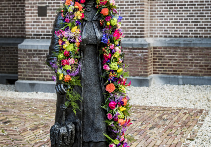 Standbeeld koningin Wilhelmina in de bloemen gezet