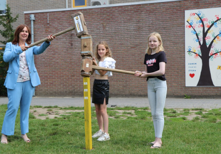 Eerste piketpaal voor klaslokaal de grond in