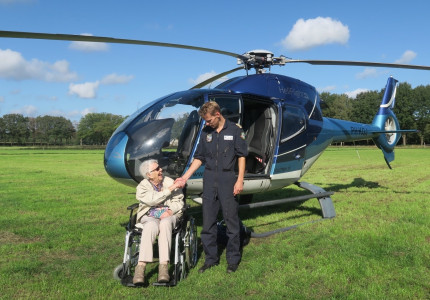 Domus Magnus vervult wens 97-jarige bewoner met helikoptervlucht