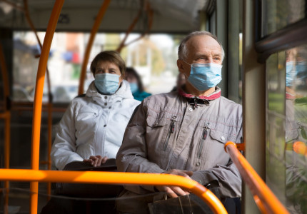 Uitleg over reizen met trein en bus aan 55-plussers