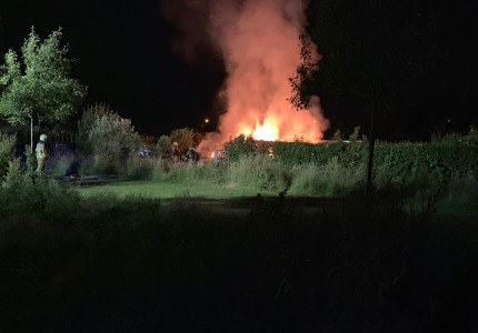 Uitslaande brand in tuinhuisje en kweekkast