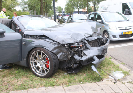 Automobiliste rijdt door rood en veroorzaakt ongeval in Apeldoorn