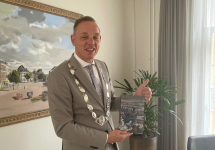 Burgemeester blij met historisch boek