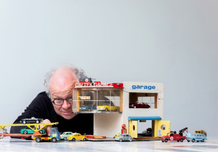 Speelgoedautootjes van keukentafel naar theaterzaal
