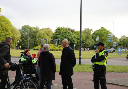 Buurtbewoners in gesprek met burgemeester bij rotonde over AZC