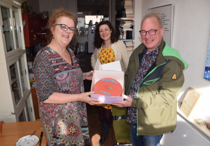 Rode taart voor ‘juf’ Merel Harkink