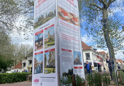 Nieuwe pilaren maken toeristen wegwijs in Zutphen