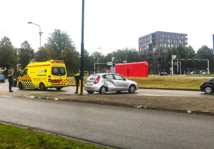 Automobiliste raakt door onbekende oorzaak macht over het stuur kwijt