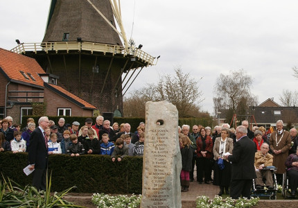 Warnsveld staat stil bij gesneuvelden