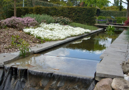 Geen mosgroei, algen en onkruid in de tuin met olivijn