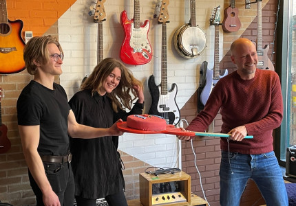 Rode taart voor jongeren WALHELLEp