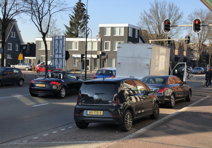 Bestelbus met pech zorgt voor vertraging