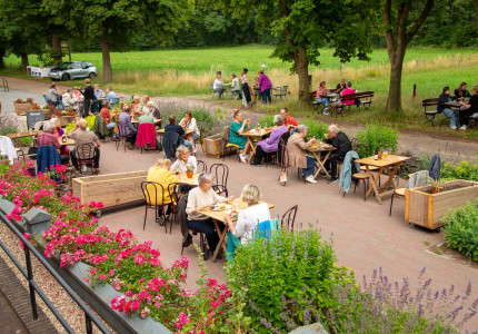 Zomeravonden op Nieuw Sion in het teken van rust, ontmoeting en eten uit eigen moestuin