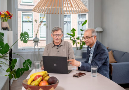 Bijna helft ouderen gebruikt AI, maar nepcontent baart zorgen