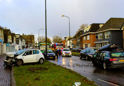 Auto’s botsen frontaal op elkaar in Apeldoorn; twee gewonden naar ziekenhuis