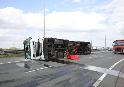 Vrachtwagen kantelt op verbindingslus A1 naar A50, weg volledig afgesloten
