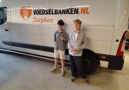 Bent en Teddy fietsen voor Voedselbank