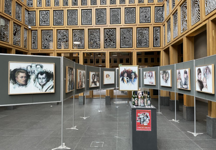 Oranje-expositie GN in centrale hal van Deventer Stadhuis