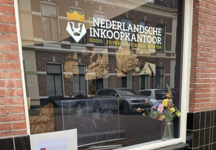 Beloofd is beloofd: het varken nu in Kowet-tenue