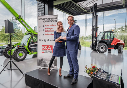 Wethouder ontvangt boek Made in Apeldoorn