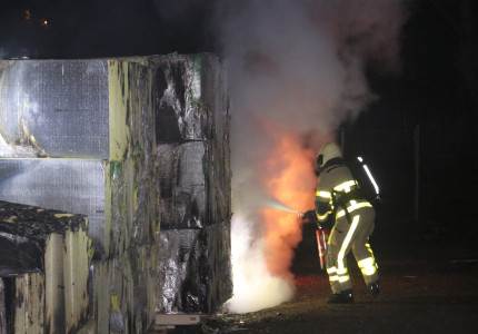 Brandweer blust stapel met isolatiemateriaal