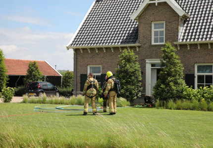Meterkastbrand in woning aan Clabanusweg, brandweer controleert dak