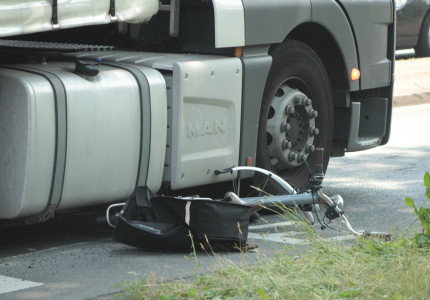 Fietser onder vrachtwagen