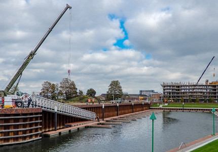 Loopbrug Noorderhaven geplaatst
