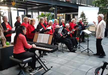 Het Sallands Koor brengt warmte in de ouderenzorg