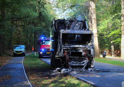 Vrachtwagen brandt uit