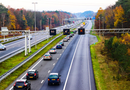 Lange file door ongeval op de A50; Twee rijstroken dicht