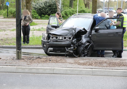 Auto botst tegen lantaarnpaal bij parkeergarage ziekenhuis in Apeldoorn