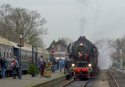 Stoomtrein rijdt tussen twee kerstmarkten