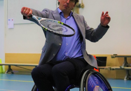 Wethouder bij rolstoeltennis