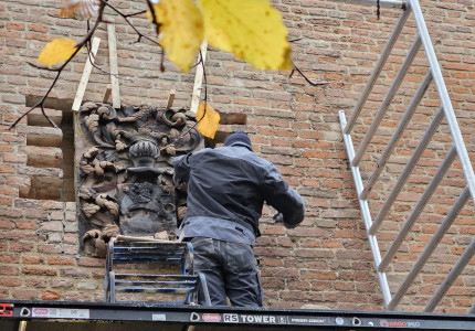 Wapensteen na 150 jaar weer terug in de poort