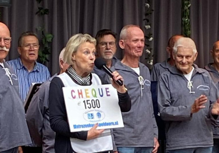 Matrozenkoor Apeldoorn zingt voor de Zonnebloem Apeldoorn