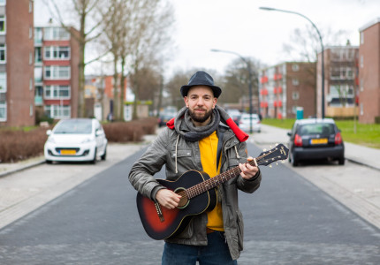 Liedjes aan huis van de stadstroubadour