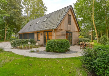 Houten schuur of garage meer dan opslag: verlengstuk van je tuin