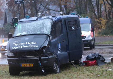 Bestuurder Koninklijke Marechaussee bus gewond na aanrijding