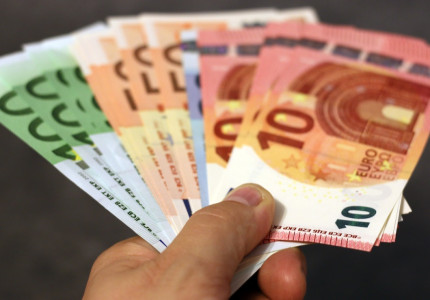 Wat zijn de regels voor geld lenen volgens de wet?